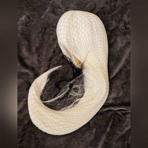 White cosplay wig with bangs! 24 inches😄 - Picture 2 of 2